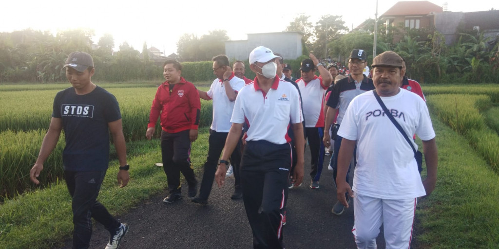 ST. Dharma Sentana Banjar Babakan Peringati HUT RI Ke-77   dengan kegiatan Jalan Santai